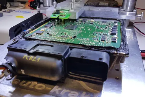Naprawa sterownika silnika Opel PCR2.1 z widoczną płytką drukowaną i złączami.