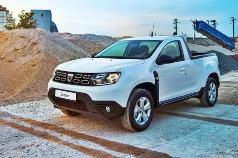 Biały Dacia Pickup Duster na placu budowy, gotowy do pracy.