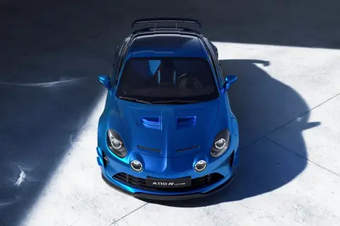 Niebieski samochód sportowy Alpine A110 R Ultime widziany z góry, z dużym tylnym spojlerem.