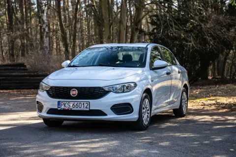 Biały Fiat Tipo na leśnej drodze. Wiele osób szuka pozytywnych fiat tipo opinie, a ten model wygląda na solidny wybór.