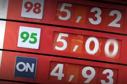 Cennik paliw na stacji: benzyna 98 za 5,32, 95 za 5,00, ON za 4,93.