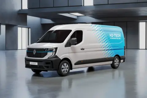 Biały van Renault Master 2 z niebieskim wzorem i napisem "H2-TECH HYDROGEN FUEL CELL" na boku, stojący w nowoczesnym wnętrzu.