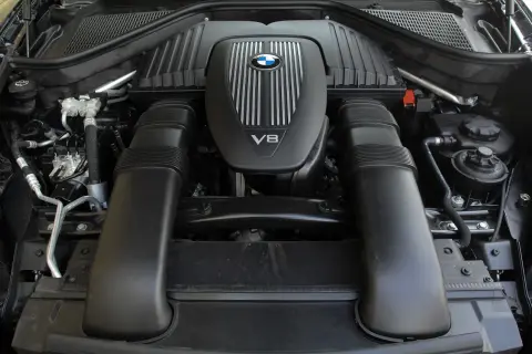 Silnik V8 BMW x5 e70, potężna jednostka napędowa z charakterystycznym logo BMW.