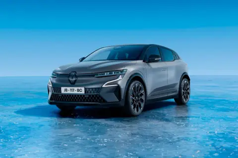 Szary Renault Megane E-Tech elektryczny na niebieskim tle.