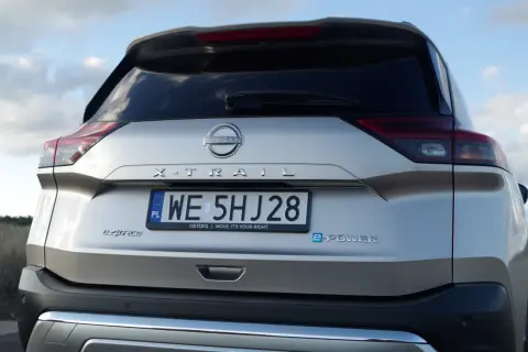 Tylna część srebrnego Nissana X-Trail e-POWER z polskimi tablicami rejestracyjnymi WE 5HJ28.