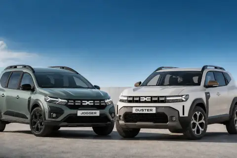 Dwa nowe modele Dacia: zielony Jogger i biały Duster 2. Gotowe na każdą przygodę pod błękitnym niebem.