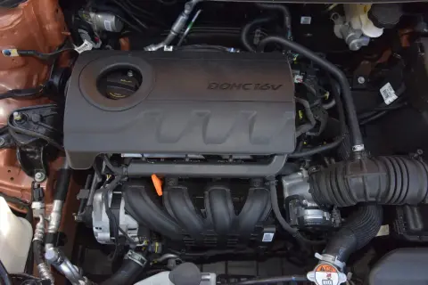 Silnik 1.4 MPI DOHC 16V w samochodzie. Widoczny kolektor dolotowy, pokrywa zaworów i elementy układu chłodzenia.