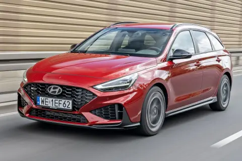 Czerwony Hyundai i30 N Line w wersji kombi w ruchu. Sprawdź aktualną cenę nowego modelu.