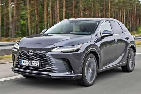 Szary Lexus RX jedzie przez las. Sprawdź aktualną lexus rx cena i wybierz swój wymarzony model.