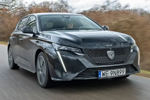 Czarny Peugeot 308 w ruchu drogowym. Sprawdź aktualną peugeot 308 cena i wyposażenie.