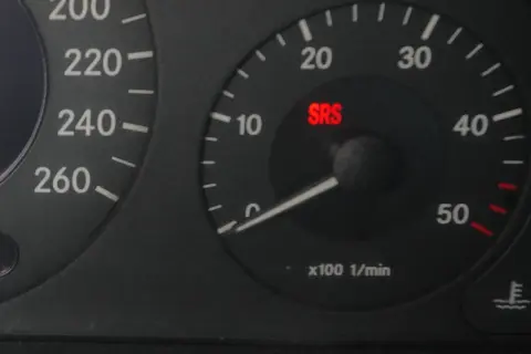 Czerwona kontrolka SRS na desce rozdzielczej. Czy to sygnał, że poduszki powietrzne nie działają?