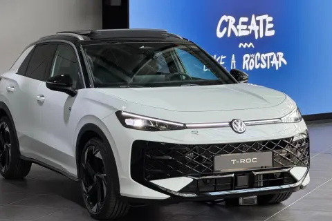 Biały Volkswagen T-Roc 2025 z czarnym dachem i felgami, gotowy, by stworzyć wrażenie jak rockstar.