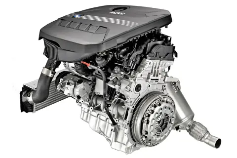 Silnik diesla BMW N47 z widocznym turbosprężarką i sprzęgłem.