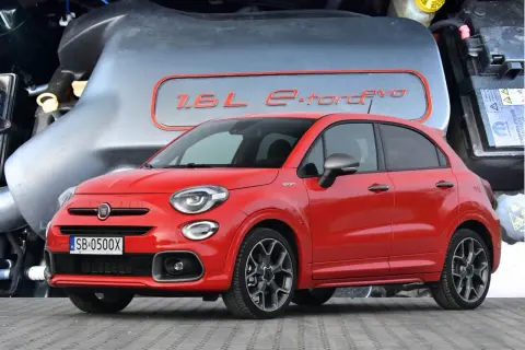 Czerwony Fiat 500X Sport z silnikiem 1.6 E-torq.