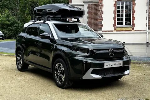 Nowy Citroen C3 Aircross z boxem dachowym, idealny na rodzinne wyjazdy. Sprawdź atrakcyjną citroen c3 aircross cena.