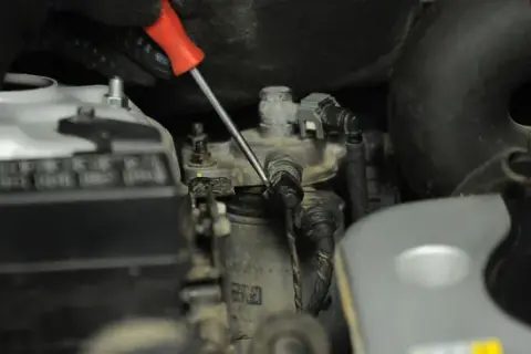 Gdzie jest filtr paliwa Hyundai i30 1.4 benzyna? Znajdź go łatwo!