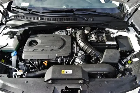 Silnik CRDi 1.6V w Hyundai i40. Wiele osób szuka o nim pozytywnych **hyundai i40 opinie**.