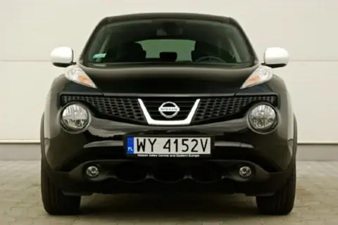 Czarny Nissan Juke 1.6 benzyna z charakterystycznymi okrągłymi światłami i kratką.