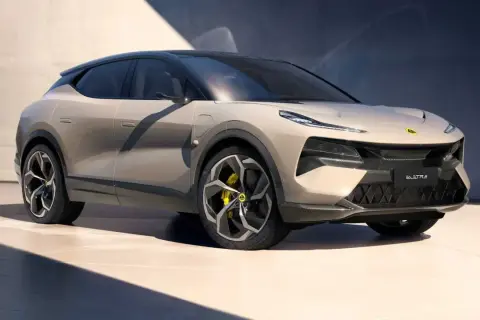 Nowoczesny, beżowy SUV Lotus Eletre z czarnym dachem i futurystycznymi felgami, gotowy na elektryzującą podróż.