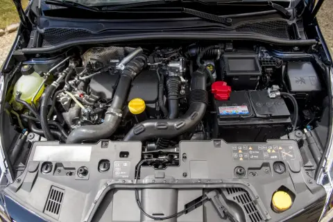 Silnik 1.2 tce z turbosprężarką, akumulatorem i przewodami.
