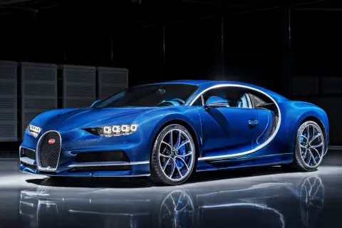 Niebieski Bugatti Chiron, symbol luksusu i osiągów. Jego cena odzwierciedla unikalność i moc.