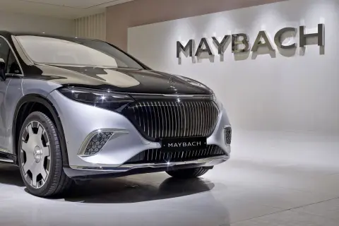 Elegancki Maybach, luksusowy SUV, prezentuje swoją imponującą atrapę chłodnicy. Sprawdź, jaka jest jego cena.