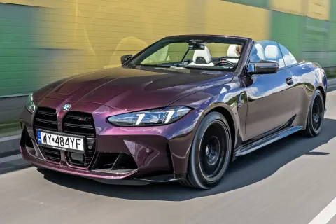 Fioletowe BMW M4 kabriolet w ruchu. Sprawdź aktualną bmw m4 cena i poczuj wolność jazdy.
