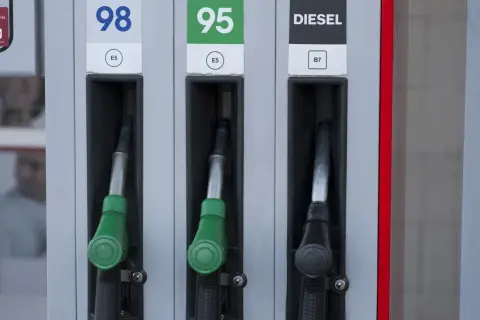 Dwa dystrybutory z zielonymi końcówkami do benzyny (98, 95) i jeden z czarną do DIESEL. Silnik wysokoprężny to diesel, nie benzyna.