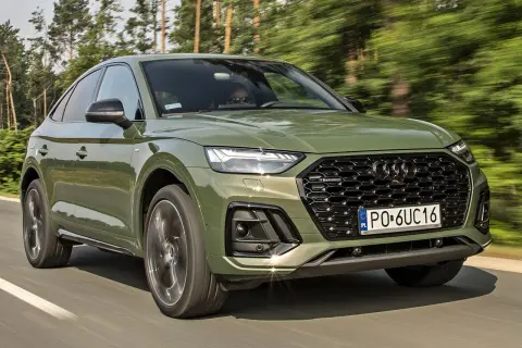Zielony Audi Q5 Sportback w ruchu. Sprawdź aktualną audi q5 cena i dostępne konfiguracje.