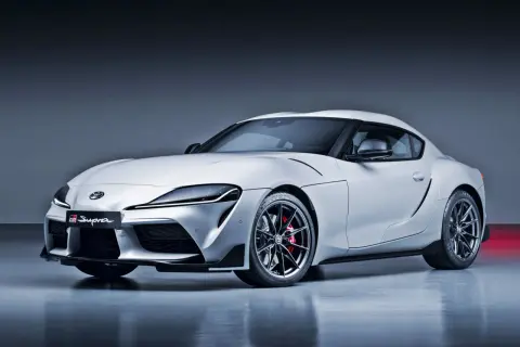 Biała Toyota Supra GR z napisem "GR Supra" na grillu. Ta marka samochodu na zdjęciu to symbol sportowych osiągów.