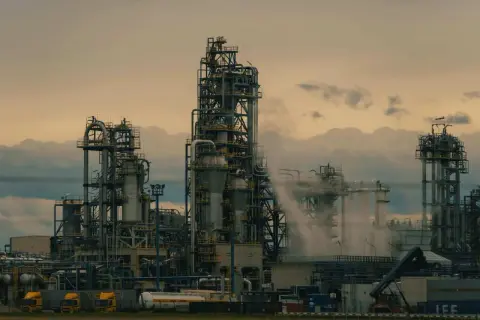 Rafineria ropy naftowej, gdzie jedna baryłka ropy może dać setki litrów benzyny. W tle widać parę unoszącą się z instalacji.
