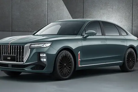 Elegancki, ciemnozielony Hongqi H9 z chromowanymi detalami i czarnymi felgami. Sprawdź jego atrakcyjną hongqi h9 cenę!