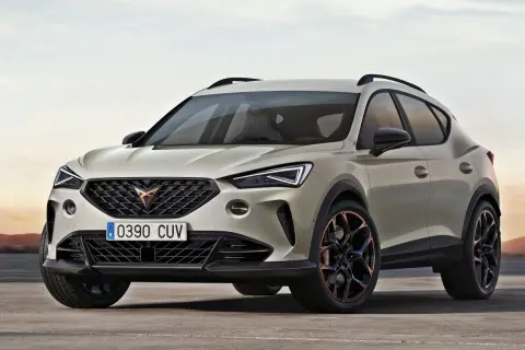 Nowoczesny SUV marki Cupra w kolorze piaskowym, z czarnymi felgami i miedzianymi akcentami.