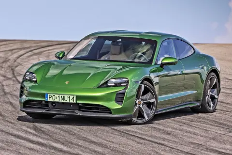 Zielony Porsche Taycan na torze, marka samochodu na P, z widocznymi śladami opon.