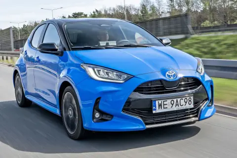 Niebieski Toyota Yaris na drodze. Sprawdź aktualną toyota yaris cena i wybierz swój wymarzony samochód.