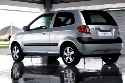 Srebrny Hyundai Getz 1.1 z 2005 roku, widok z tyłu, stoi na mokrej nawierzchni.