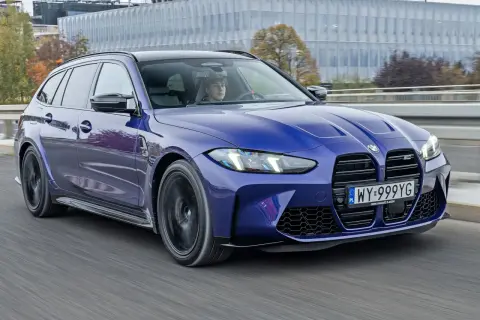 Niebieskie BMW M3 kombi w ruchu ulicznym. Sprawdź aktualną bmw m3 cena i dostępne konfiguracje.