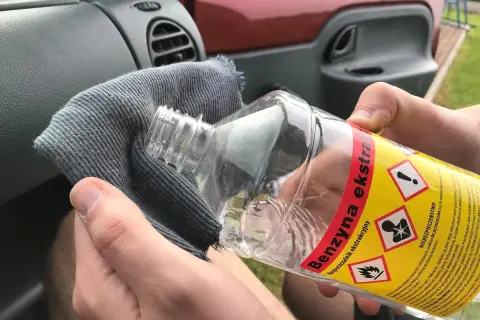 Benzyna ekstrakcyjna na szmatce, pomocna gdy zastanawiasz się, jak usunąć naklejkę z szyby.