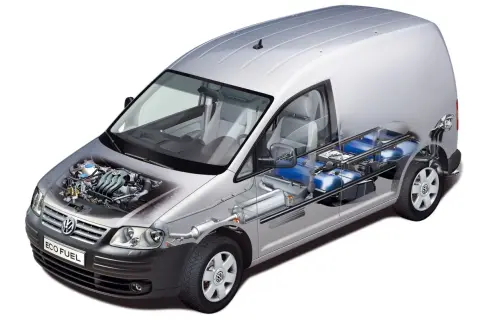 Volkswagen Caddy zasilany gazem ziemnym (CNG). Widoczny silnik i zbiorniki paliwa.