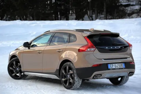 Brązowe Volvo V40 D2 Cross Country na śniegu, gotowe na zimowe wyzwania.