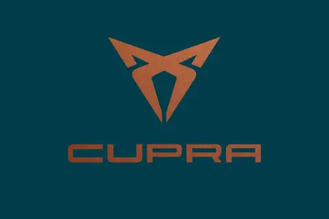 Miedziane logo Cupra na granatowym tle. Symbolizuje moc i dynamikę marki.