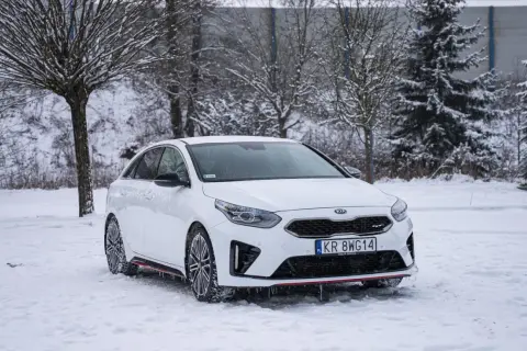 Biała Kia Ceed III GT na śniegu, gotowa na zimowe wyzwania.