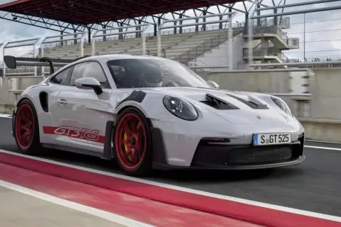 Biały Porsche 911 GT3 RS na torze wyścigowym. Sprawdź, jaka jest porsche 911 gt3 rs cena i poczuj moc tego auta.