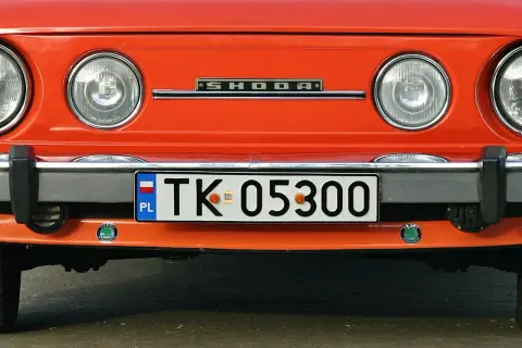 Pomarańczowa Skoda z tablicą rejestracyjną TK 05300.