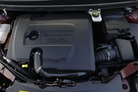 Silnik Forda Focus Mk2 1.6 TDCi z osłoną i elementami układu dolotowego.