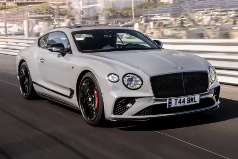 Szary Bentley Continental GT na torze wyścigowym. Sprawdź aktualną bentley continental gt cena i poczuj moc!