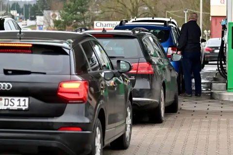 Ile kosztuje litr benzyny w Niemczech? Sprawdź aktualne ceny i różnice