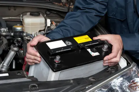 Wymiana akumulatora w dieslu 1.9 TDI 110KM. Mechanik montuje nowy akumulator.