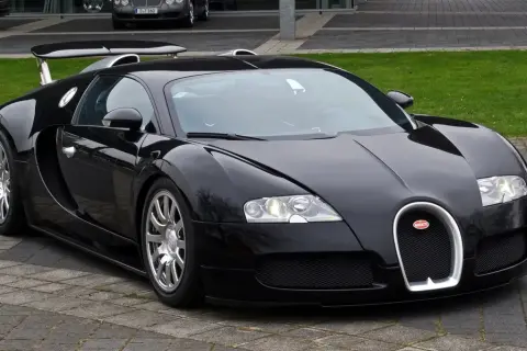 Czarny Bugatti Veyron, symbol luksusu i osiągów. Jego imponująca bugatti cena odzwierciedla wyjątkowość i moc.