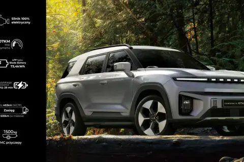 SsangYong Torres EVX w lesie. Elektryczny SUV z zasięgiem do 462km (WLTP). Sprawdź ssangyong torres cena i jego możliwości.
